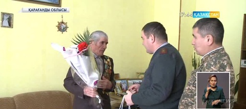 Қарағандылық соғыс ардагерін әскери бөлім қызметкерлері Жаңа жылмен құттықтады