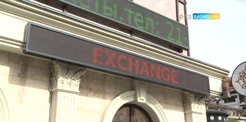 Қазақстандықтар ақшаларын теңгеге айналдырып жатыр