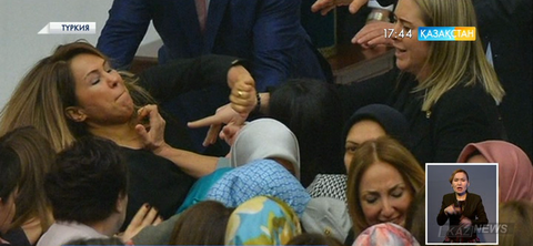 Түркия парламентінде әйел депутаттардың арасында төбелес шықты