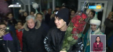 Димаш Құдайбергенді күтіп алғандар арасында облыс әкімі Бердібек Сапарбаев та бар