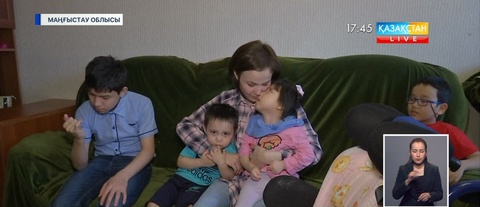 Ақтаулық көпбалалы ана бес жасар қызының емі үшін жанкешітілікпен еңбек етіп жүр