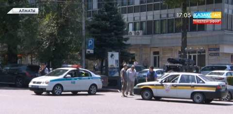 Атыс болған Алматы қаласы Алмалы аудандық ІІБ маңы қоршауға алынды