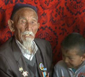 Ардагер Жеңіс мерекесінде туған күнін тойлауда