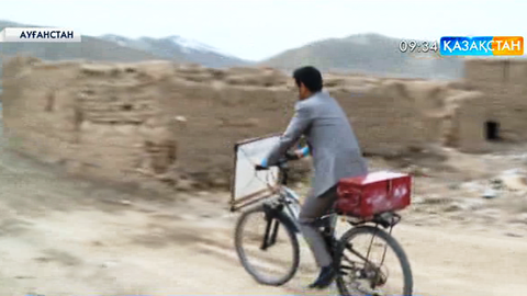 Ауғанстанның Бамиан қаласында тұратын мұғалім мектебі жоқ шалғай ауылдарға велосипедпен кітап тасып жүр