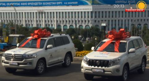 Алматы қаласының әкімі Бауыржан Байбек жүлдегерлерге пәтер және көліктің кілтін табыстады