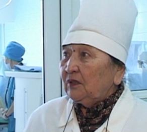 80 жастағы хирург әлі күнге дейін ота жасайды