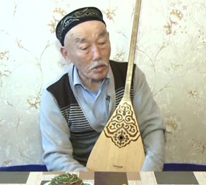 «Ата көрген оқ жонар, ана көрген тон пішер»