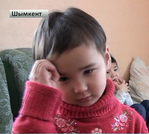 Үш баланы көшеде тастап кетті