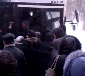 Аким Караганды пересел на автобус