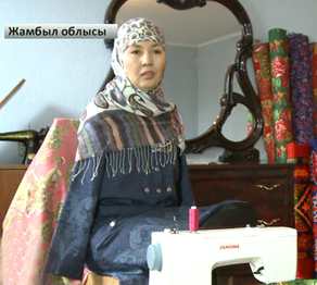 Екі қолы жоқ келіншек көрпе көктейді