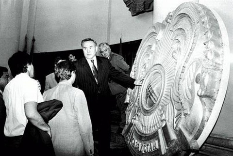  Елбасының 1992 жылғы ҚР жаңа мемлекеттік рәміздерін таныстыру салтанатында сөйлеген сөзі жарияланды 