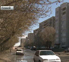 Семейде қоғамдық көлік жүргізушілері жөнделмеген көшемен жүруден бас тартты