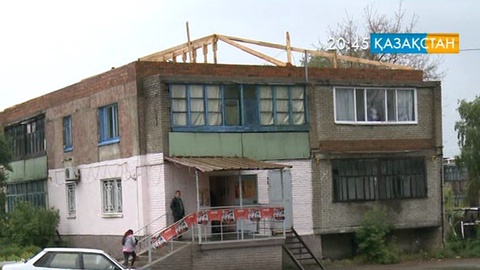 Қостанай: Тұрғын үйлердің төбесінен су ақты