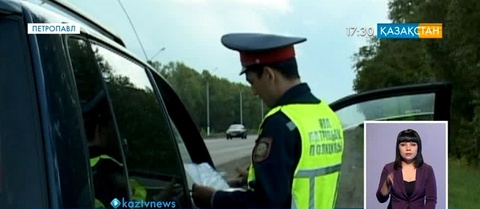 Жол-көлік оқиғасына кінәлі жүргізушіні  полицияға әкесі тапсырды