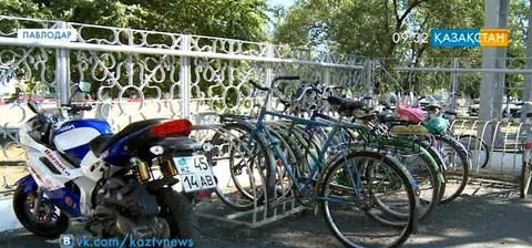 Ақсу ферроқорытпа зауытының жұмыскерлері зауыт аумағында велосипедпен жүреді