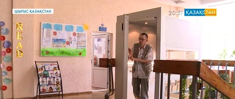 Өскемендегі облыстық кітапханаға кембағал жандар үшін арнайы жеделсаты орнатылды