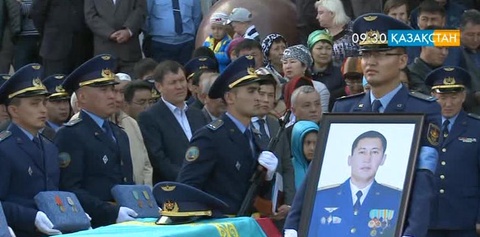 Қайтыс болған ұшқыштарды соңғы сапарға шығарып салды