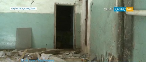 Арыс қаласының жұрты амалсыздан көпқабатты апатты үйде тұруда