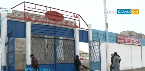 Стадионның қақпасын құрылыс нысаны жауып тастады