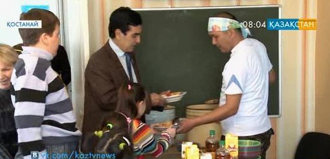 Қостанайдағы әлеуметтік орталық тұрғындарына тегін түскі ас берілді