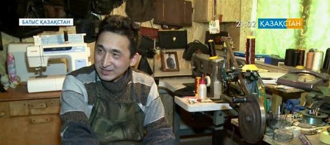 Оралдық І топтағы мүгедек Арман Айтбаев теріден түрлі бұйымдар тігеді