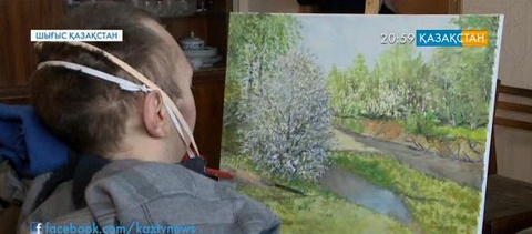 Шығысқазақстандық Сергей Елисеев иегіне қылқалам байлап сурет салады