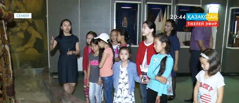 Көпбалалы Қанағатовтар отбасы Халықаралық балаларды қорғау күні перзенттеріне қаланың тарихи орындарын аралатады