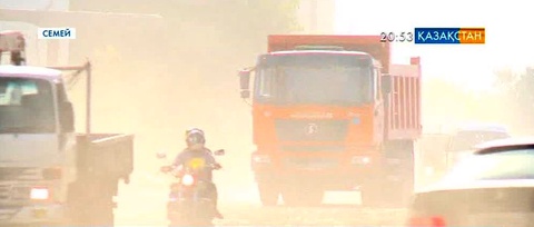 Семейде тозығы жеткен көше тұрғындары шаңға тұншығып отыр