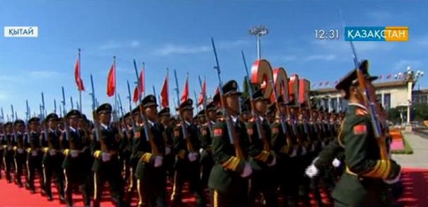 По площади Тяньаньмэнь прошел парадный расчет из Казахстана