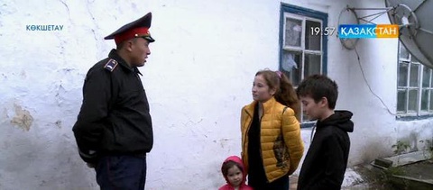 Көкшетаулық полиция қызметкері Данияр Аманжол өртке оранған үйден төрт бала мен олардың анасын құтқарды