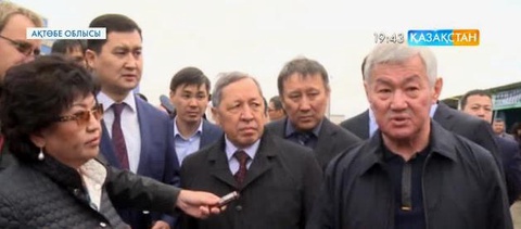 Бердібек Сапарбаев  ауылшаруашылық жәрмеңкесін аралай жүріп, азық-түліктің бағасын шолып шықты