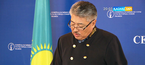 Семейде пара алған полиция басшысы сотталды          