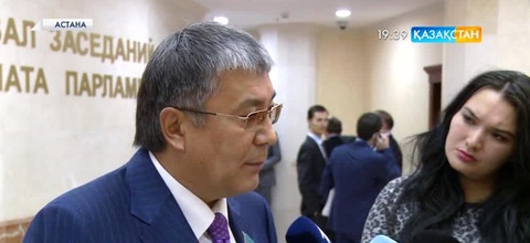 Жол бойында алатаяқ ұстап, көліктерді аңдитын полицейлерді азайту керек – Мұрат Бақтиярұлы