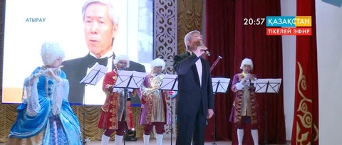 Атырауда өнер майталмандары тегін концерт өткізді
