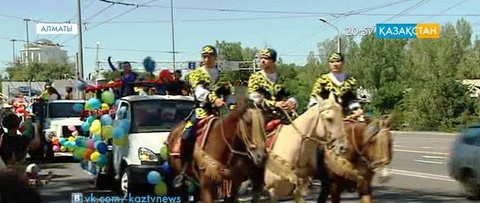 Қазақ циркінің 45 жылдығына орай Алматы көшелері бойымен кавалькада өтті