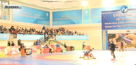Еркін күрестен ел чемпионаты өтуде