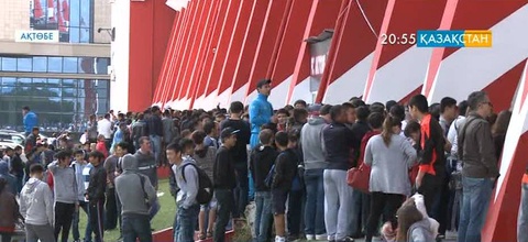 Футбол жанкүйерлері билетке таласуда