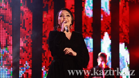 «Сәлем, Қазақстан!» жобасы аясында өткен әнші Алтынай Жорабаеваның концертінен фоторепортаж 