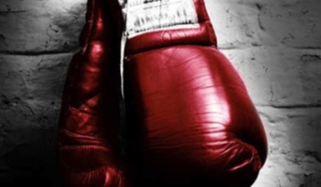 Парень признался девушке в любви со сцены театра в Караганде