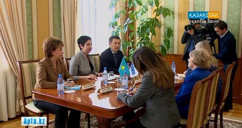 Мемлекеттік хатшы Гүлшара Әбдіқалықова Наталья Заруднаямен кездесті
