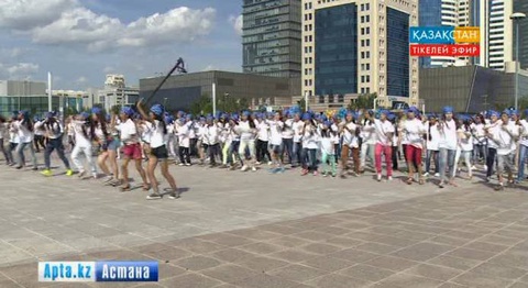 «Жұлдызай» байқауының ақтық сынына өткен 300-ге жуық бүлдіршін Астанада флешмоб өткізді