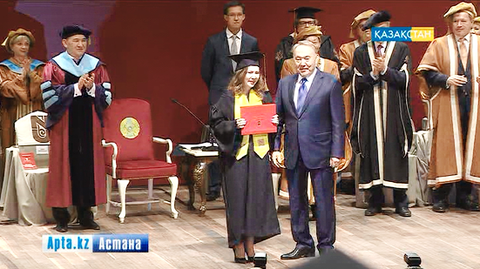 Назарбаев университетінің алғашқы түлектері диплом алды