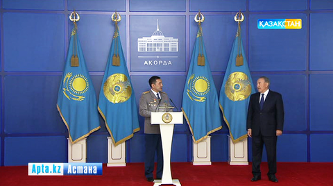 Айдын Айымбетов Елбасына дүниені 150 мәрте айналып шыққан көк байрақты сыйға тартты (ВИДЕО)