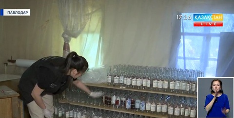 Қолдан арақ жасауды кәсіп қылған қылмыстық топтың жетекшісі әйел адам болып шықты