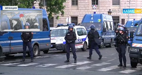 Парижде балта ұстаған ер адам полицияны шабуылдады