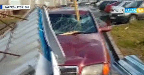 Табиғаттың тосын мінезінен Павлодар облысы Ақсу қаласындағы тұрғын үйлердің шатырына зақым келді