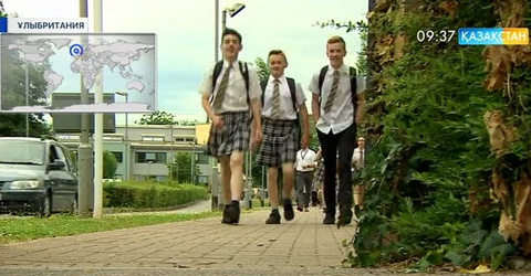 Ұлыбританияда ұлдар мектепке белдемшемен барды