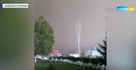 Өскеменде қатты дауылдан бірнеше ғимараттың шатыры қирады