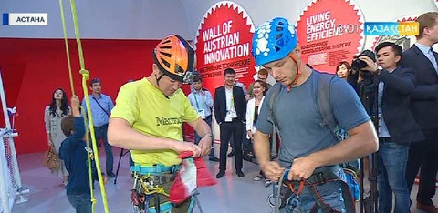 Қазақстандық танымал альпинист Мақсұт Жұмаев «ЭКСПО» көрмесіндегі Австрия павильонының биіктігін бағындырды