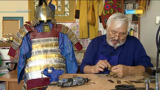 ҚР Суретшілер одағының мүшесі, ҚР Көркемөнер академиясының мүшесі, суретші, кескіндемеші, этнограф, қару-жарақтанушы Қалиолла Ахметжанның дара жолы